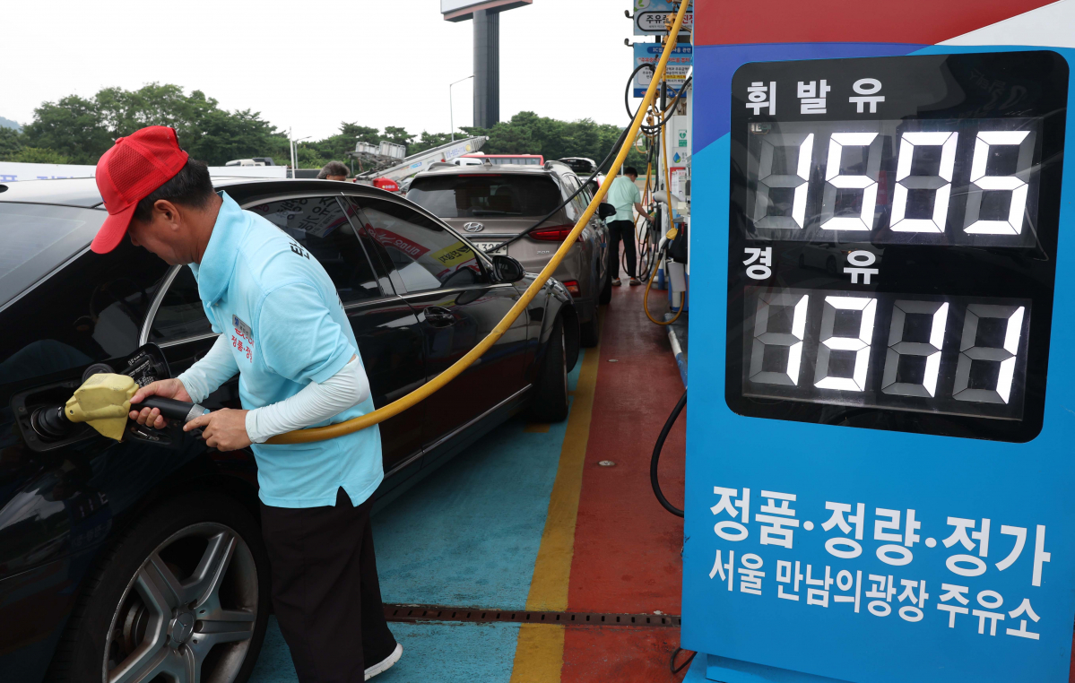 ▲물가상승률이 5개월 연속 둔화하면서, 21개월 만에 2%대로 낮아졌다. 석유류 가격이 역대 최대폭으로 하락하면서 물가상승 압력을 크게 떨어트렸다. 4일 통계청 ‘2023년 6월 소비자물가 동향’에 따르면 지난달 소비자물가지수는 111.12로 지난해 같은 달 보다 2.7% 상승했다. 2%대 물가상승률은 지난 2021년 9월 이후 21개월 만이다. 지난해 12월 5%였던 물가상승률은 올해 1월 5.2%로 소폭 상승한 뒤 둔화세를 이어가고 있다. 석유류 가격은 1년 전보다 25.4% 떨어지면서 관련 통계가 작성된 1985년 1월 이후 최대 하락폭을 기록했다. 이날 서울 만남의광장 주유소에서 시민들이 주유를 하고 있다. 신태현 기자 holjjak@