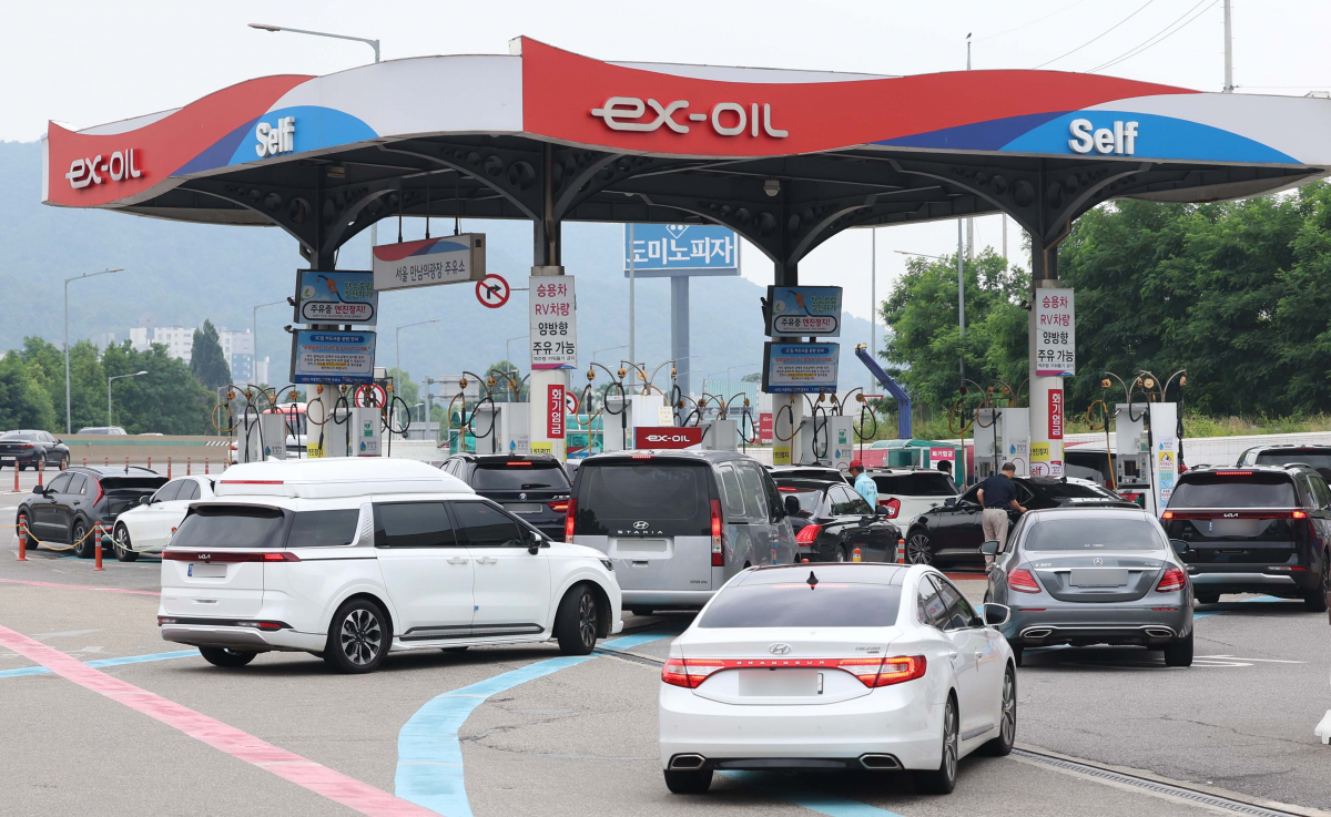 ▲물가상승률이 5개월 연속 둔화하면서, 21개월 만에 2%대로 낮아졌다. 석유류 가격이 역대 최대폭으로 하락하면서 물가상승 압력을 크게 떨어트렸다. 4일 통계청 ‘2023년 6월 소비자물가 동향’에 따르면 지난달 소비자물가지수는 111.12로 지난해 같은 달 보다 2.7% 상승했다. 2%대 물가상승률은 지난 2021년 9월 이후 21개월 만이다. 지난해 12월 5%였던 물가상승률은 올해 1월 5.2%로 소폭 상승한 뒤 둔화세를 이어가고 있다. 석유류 가격은 1년 전보다 25.4% 떨어지면서 관련 통계가 작성된 1985년 1월 이후 최대 하락폭을 기록했다. 이날 서울 만남의광장 주유소에 차량들이 주유를 위해 줄지어 서 있다. 신태현 기자 holjjak@