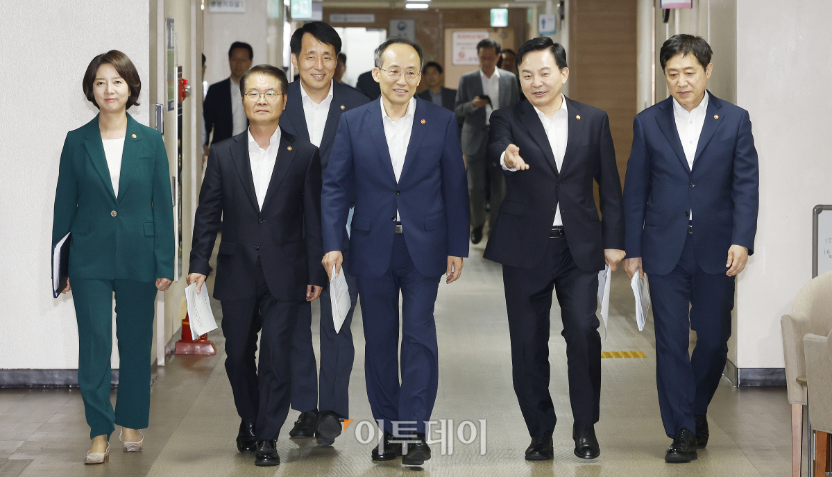 ▲추경호 경제부총리 겸 기획재정부 장관과 관계부처 장관들이 4일 서울 종로구 정부서울청사에서 하반기 경제정책 방향 정부 합동 브리핑에 참석하고 있다. 왼쪽부터 이영 중소벤처기업부 장관, 이정식 고용노동부 장관, 장영진 산업통상자원부 제1차관, 추 부총리, 원희룡 국토교통부 장관, 김주현 금융위원장. 조현호 기자 hyunho@