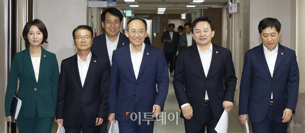 ▲추경호 경제부총리 겸 기획재정부 장관과 관계부처 장관들이 4일 서울 종로구 정부서울청사에서 하반기 경제정책 방향 정부 합동 브리핑에 참석하고 있다. 왼쪽부터 이영 중소벤처기업부 장관, 이정식 고용노동부 장관, 장영진 산업통상자원부 차관, 추 부총리, 원희룡 국토교통부 장관, 김주현 금융위원장. 조현호 기자 hyunho@