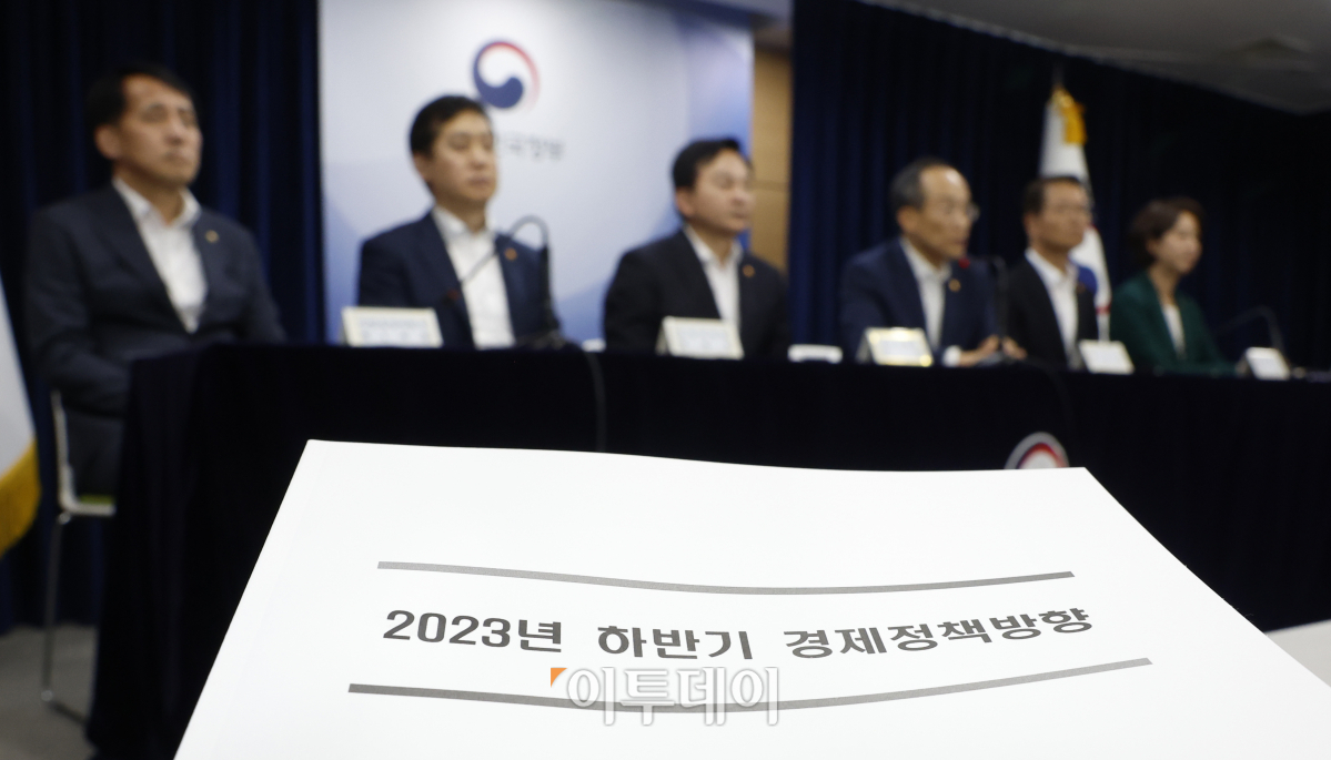 ▲추경호 경제부총리 겸 기획재정부 장관이 4일 서울 종로구 정부서울청사에서 하반기 경제정책 방향 정부 합동 브리핑을 하고 있다. 왼쪽부터 장영진 산업통상자원부 제1차관, 김주현 금융위원장, 원희룡 국토교통부 장관, 추 부총리, 이정식 고용노동부 장관, 이영 중소벤처기업부 장관. 조현호 기자 hyunho@