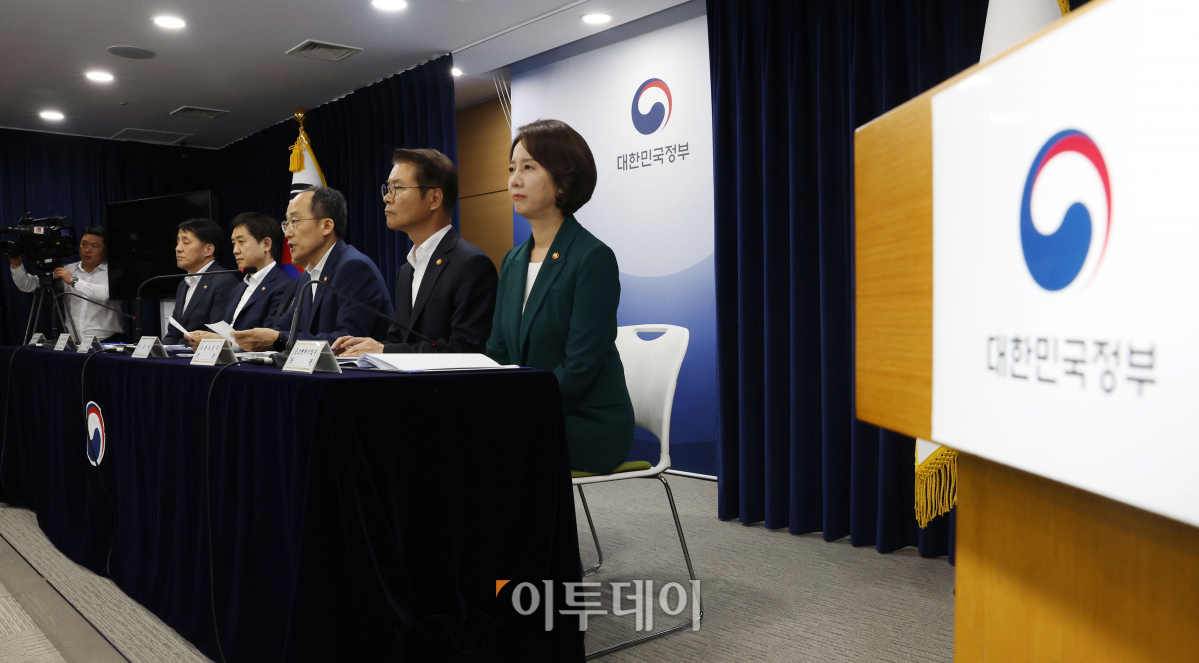 ▲추경호 경제부총리 겸 기획재정부 장관과 관계부처 장관들이 4일 오후 서울 종로구 정부서울청사에서 하반기 경제정책 방향 정부 합동 브리핑을 하고 있다. 왼쪽부터 장영진 산업통상자원부 제1차관, 김주현 금융위원장, 원희룡 국토교통부 장관, 추 부총리, 이정식 고용노동부 장관, 이영 중소벤처기업부 장관. 조현호 기자 hyunho@