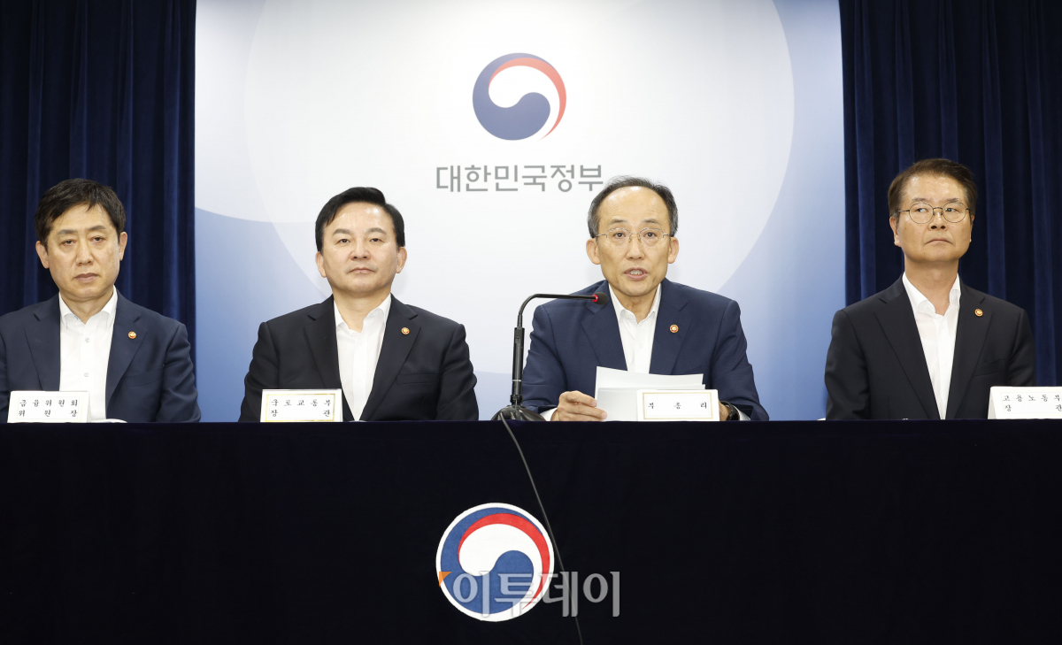 ▲추경호 경제부총리 겸 기획재정부 장관과 관계부처 장관들이 4일 오후 서울 종로구 정부서울청사에서 하반기 경제정책 방향 정부 합동 브리핑을 하고 있다. 왼쪽부터 장영진 산업통상자원부 제1차관, 김주현 금융위원장, 원희룡 국토교통부 장관, 추 부총리, 이정식 고용노동부 장관, 이영 중소벤처기업부 장관. 조현호 기자 hyunho@