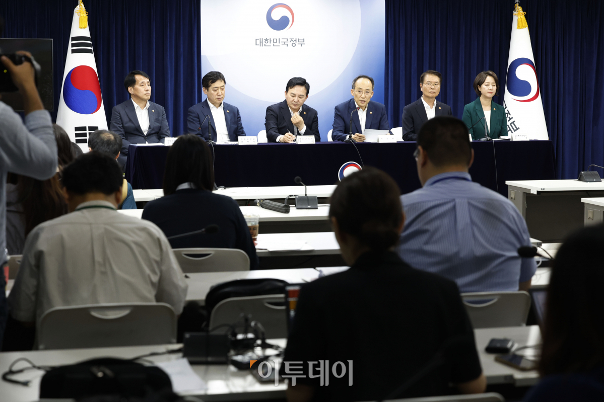 ▲추경호 경제부총리 겸 기획재정부 장관과 관계부처 장관들이 4일 오후 서울 종로구 정부서울청사에서 하반기 경제정책 방향 정부 합동 브리핑을 하고 있다. 왼쪽부터 장영진 산업통상자원부 제1차관, 김주현 금융위원장, 원희룡 국토교통부 장관, 추 부총리, 이정식 고용노동부 장관, 이영 중소벤처기업부 장관. 조현호 기자 hyunho@