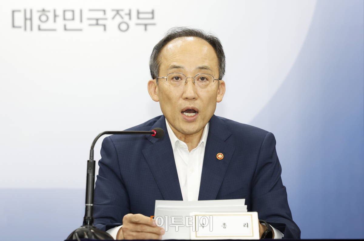 ▲추경호 경제부총리 겸 기획재정부 장관과 관계부처 장관들이 4일 오후 서울 종로구 정부서울청사에서 하반기 경제정책 방향 정부 합동 브리핑을 하고 있다. 왼쪽부터 장영진 산업통상자원부 제1차관, 김주현 금융위원장, 원희룡 국토교통부 장관, 추 부총리, 이정식 고용노동부 장관, 이영 중소벤처기업부 장관. 조현호 기자 hyunho@