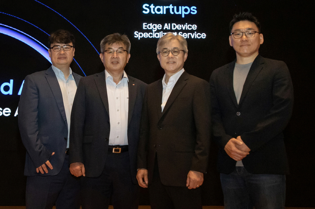 ▲삼성전자가 4일 삼성동 코엑스에서 개최한 '삼성 파운드리/SAFE 포럼'에 고객과 파트너 1,100여명이 참석한 가운데 딥엑스 김녹원 대표, LX세미콘 고대협 연구소장, 삼성전자 파운드리사업부 최시영 사장, 리벨리온 박성현 대표가 기념촬영을 하고 있다. (제공=삼성전자)