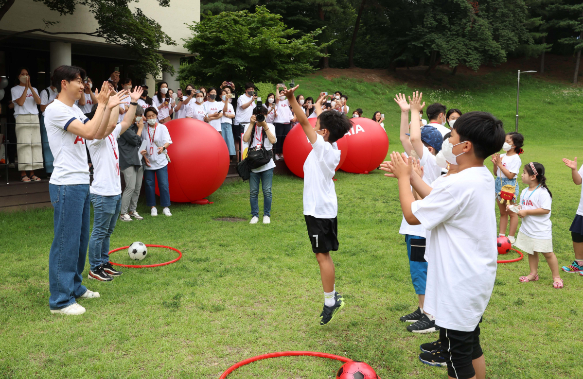 ▲축구 국가대표 손흥민 선수가 4일 서울 동대문구 글로벌지식협력단지에서 열린 AIA생명 ‘손별 모아 Wish’ 사회공헌활동 행사에서 소아암 어린이에게 인사하고 있다. 신태현 기자 holjjak@