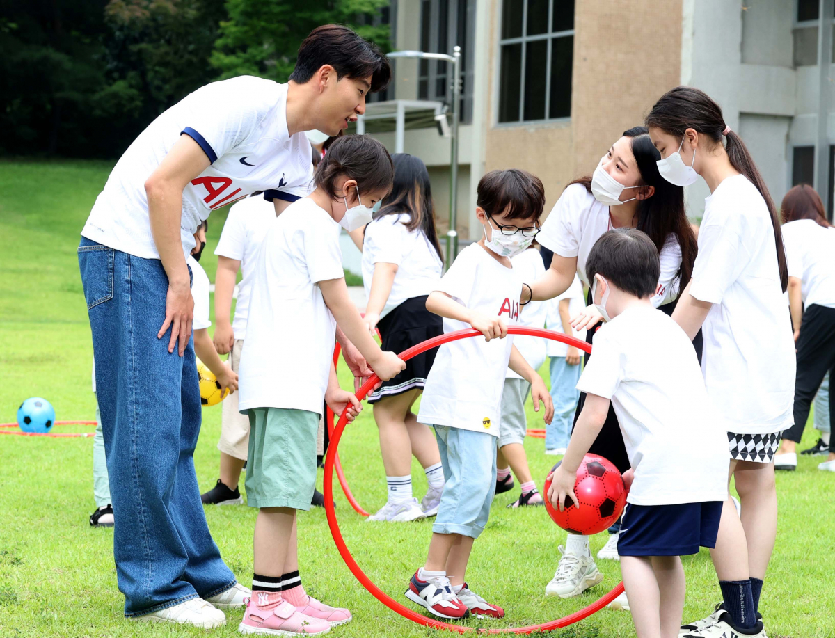▲축구 국가대표 손흥민 선수가 4일 서울 동대문구 글로벌지식협력단지에서 열린 AIA생명 ‘손별 모아 Wish’ 사회공헌활동 행사에서 소아암 어린이들과 공놀이를 하고 있다. 신태현 기자 holjjak@
