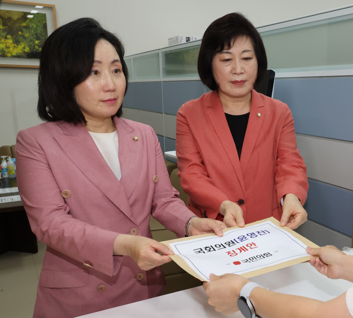 ▲정경희 국민의힘 원내부대표와 전주혜 원내대변인이 4일 오후 서울 여의도 국회 의안과에 더불어민주당 윤영찬 의원 징계안을 제출하고 있다. (공동취재사진)