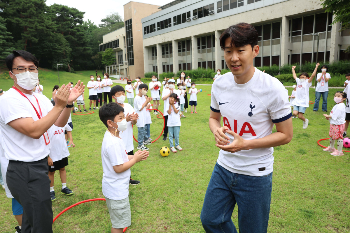 ▲축구 국가대표 손흥민 선수가 4일 서울 동대문구 글로벌지식협력단지에서 열린 AIA생명 ‘손별 모아 Wish’ 사회공헌활동 행사에 참석하고 있다. 신태현 기자 holjjak@