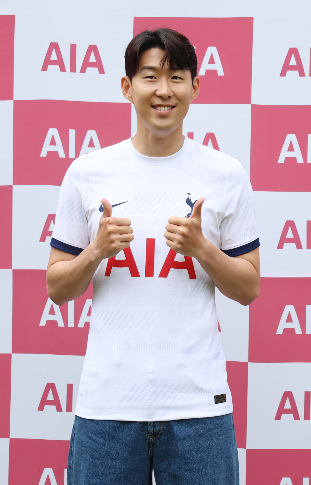 ▲축구 국가대표 손흥민 선수가 4일 서울 동대문구 글로벌지식협력단지에서 열린 AIA생명 ‘손별 모아 Wish’ 사회공헌활동 행사에서 포토타임을 갖고 있다. 신태현 기자 holjjak@