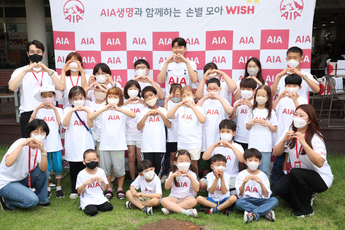 ▲축구 국가대표 손흥민 선수가 4일 서울 동대문구 글로벌지식협력단지에서 열린 AIA생명 ‘손별 모아 Wish’ 사회공헌활동 행사에서 소아암 어린이들과 기념촬영을 하고 있다. 신태현 기자 holjjak@