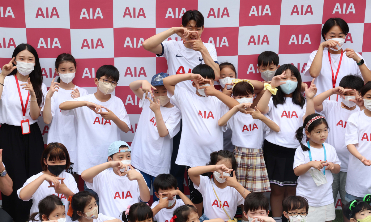 ▲축구 국가대표 손흥민 선수가 4일 서울 동대문구 글로벌지식협력단지에서 열린 AIA생명 ‘손별 모아 Wish’ 사회공헌활동 행사에서 소아암 어린이들과 기념촬영을 하고 있다. 신태현 기자 holjjak@