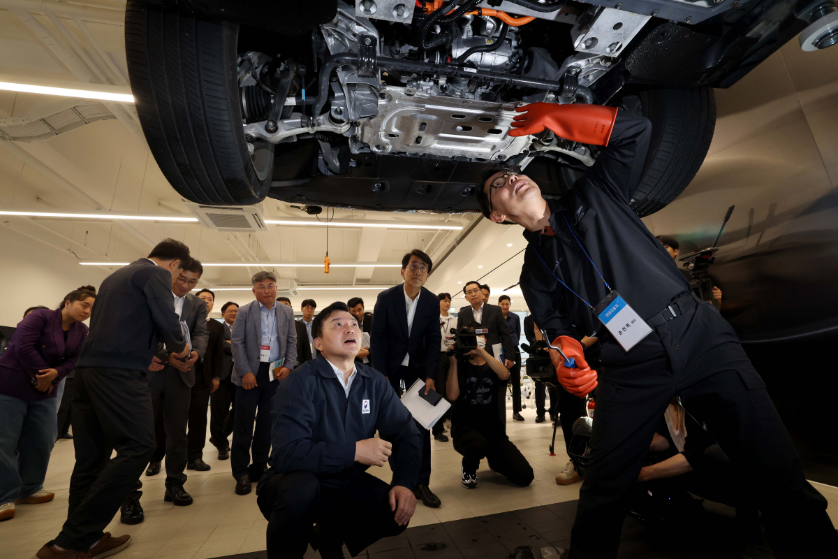 ▲원희룡 국토교통부 장관이 4일 서울 동작구 현대차 남부하이테크센터 전기차 특별안전점검 현장을 찾아 관용차인 제네시스 일렉트리파이드 G80 점검을 참관하고 있다. 신태현 기자 holjjak@