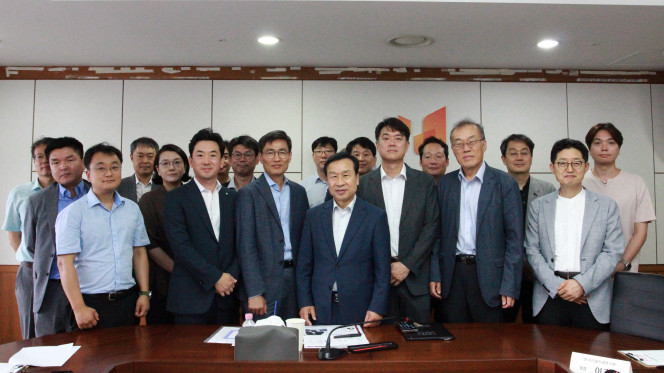 ▲4일 건설산업연구원 건설금융혁신포디움 2차 회의 직후 참석자들이 기념촬영을 하고 있다.  (자료제공=건설산업연구원)