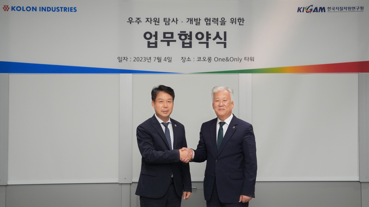 ▲김영범(왼쪽) 코오롱인더스트리 대표이사와 이평구 한국지질자원연구원 원장이 기념사진을 촬영하고 있다. (사진제공=코오롱인더스트리)