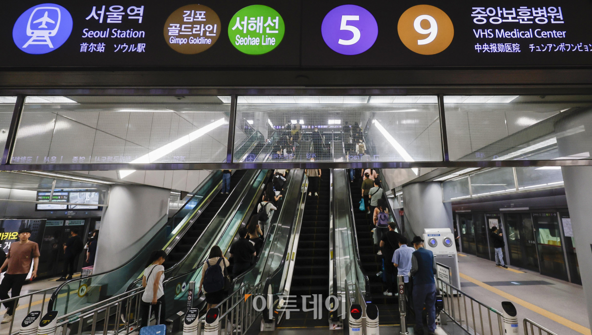▲5일 오전 서울 강서구 지하철 김포공항역에서 승객들이 지하철을 타기 위해 이동하고 있다. 1일 서해선 대곡~소사 구간 개통으로 김포공항역은 5개 노선이 지나는 환승역이 됐다. 조현호 기자 hyunho@