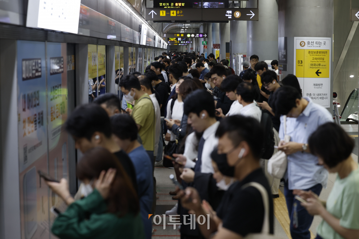 ▲5일 오전 서울 강서구 지하철 김포공항역에서 승객들이 지하철을 기다리고 있다. 1일 서해선 대곡~소사 구간 개통으로 김포공항역은 5개 노선이 지나는 환승역이 됐다. 조현호 기자 hyunho@