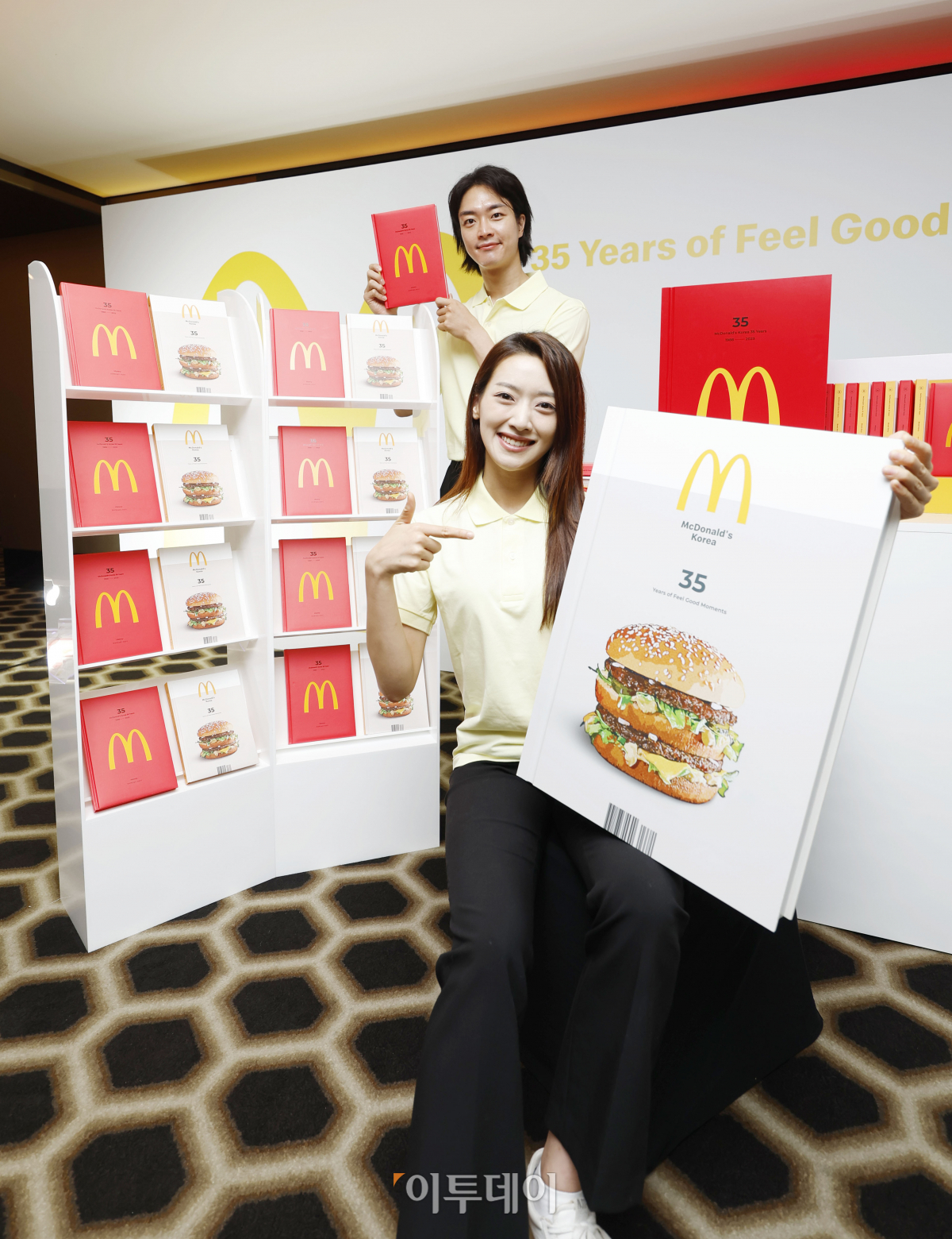 ▲5일 오전 서울 중구 더 플라자 호텔에서 열린 한국맥도날드 창립 35주년 기념 브랜드 도서 2권 출간 행사에서 모델들이 도서를 공개하고 있다. 브랜드 역사를 담은 '히스토리북'은 전국 국공립 도서관에서 대여가 가능하며, '브랜드 스토리북'은 국내 주요 온·오프라인 서점, E-Book으로도 판매될 예정으로 수익금 전액은 중증 환아와 가족들을 위해 한국 RMHC에 기부된다. 조현호 기자 hyunho@