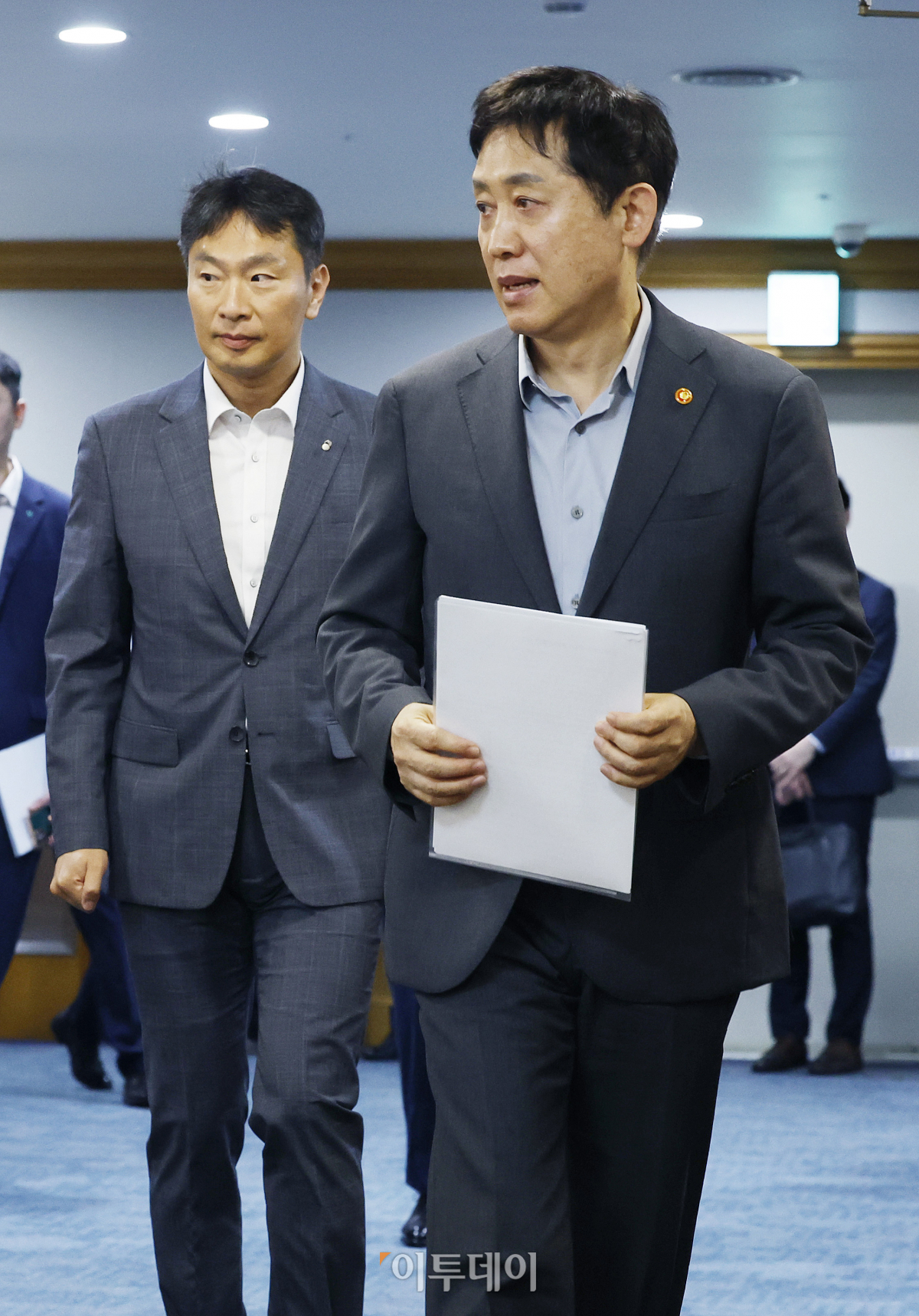 ▲김주현 금융위원장, 이복현 금융감독원장이 5일 오전 서울 중구 은행화에서 열린 '금융위원회-금융감독원-은행 지주회장 간담회'에 참석하고 있다. 조현호 기자 hyunho@