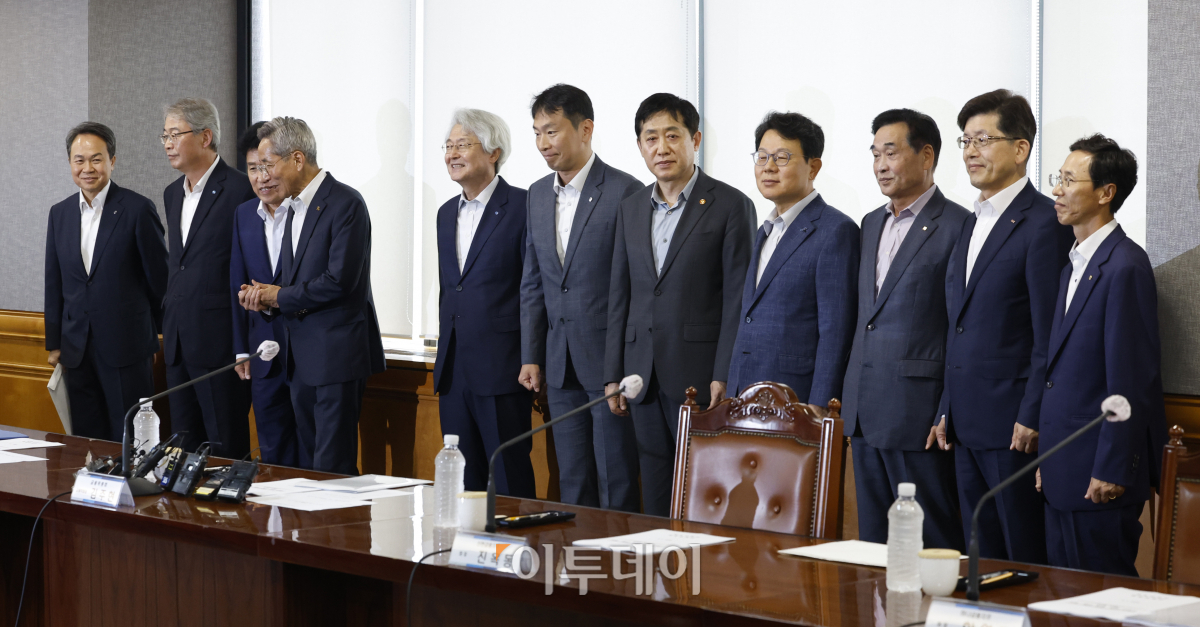 ▲5일 서울 중구 은행회관에서 열린 '금융위원장 - 금감원장, 은행지주회장 간담회'에서 참석자들이 회의에 앞서 기념촬영을 하고 있다. 왼쪽부터 진옥동 신한금융지주 회장, 임종룡 우리금융그룹 회장, 함영주 하나금융지주 회장, 윤종규 KB금융지주 회장, 김태오 DGB금융지주 회장, 이복현 금융감독원장, 김주현 금융위원회 위원장, 김광수 은행연합회 회장, 김기홍 JB금융지주 회장, 빈대인 BNK금융지주 회장, 김익수 NH금융지주 부사장. 조현호 기자 hyunho@