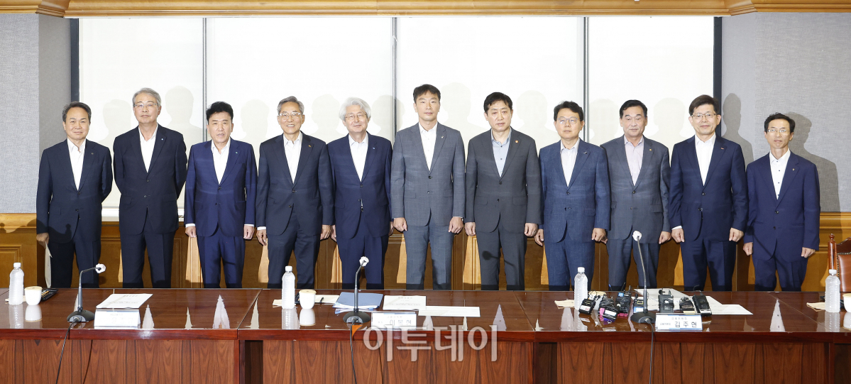 ▲5일 서울 중구 은행회관에서 열린 '금융위원장 - 금감원장, 은행지주회장 간담회'에서 참석자들이 회의에 앞서 기념촬영을 하고 있다. 왼쪽부터 진옥동 신한금융지주 회장, 임종룡 우리금융그룹 회장, 함영주 하나금융지주 회장, 윤종규 KB금융지주 회장, 김태오 DGB금융지주 회장, 이복현 금융감독원장, 김주현 금융위원회 위원장, 김광수 은행연합회 회장, 김기홍 JB금융지주 회장, 빈대인 BNK금융지주 회장, 김익수 NH금융지주 부사장. 조현호 기자 hyunho@