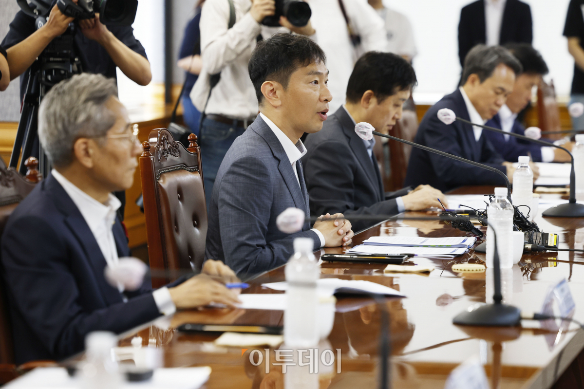 ▲이복현 금융감독원장이 5일 오전 서울 중구 은행회관에서 열린 '금융위원회-금융감독원-은행 지주회장 간담회'에서 모두발언을 하고 있다. 조현호 기자 hyunho@