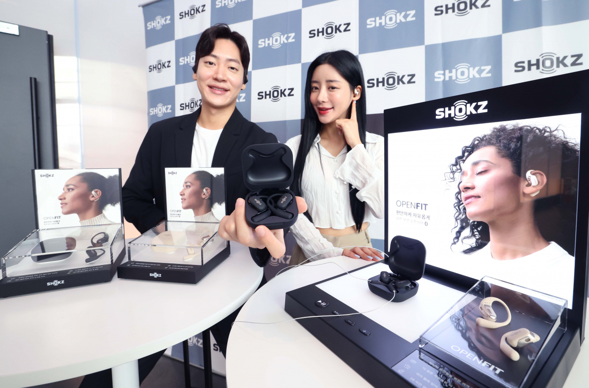 ▲프리미엄 이어폰 브랜드 샥즈(SHOKZ)가 5일 서울 강남구 코엑스에서 무선 이어폰 ‘오픈핏(OpenFit)’ 출시행사를 갖고 있다. 공기전도 기술을 탑재한 오픈핏은 귀를 막지 않는 샥즈의 ‘오픈-이어’ 콘셉트를 유지한 이어버드로 들리는 소리에 집중하면서도 주변 상황을 인식할 수 있도록 설계됐으며, 사용자의 귀 형태에 맞춰 밀착되는 인체공학적 핏으로 장시간 착용에도 편안함을 선사한다. 신태현 기자 holjjak@