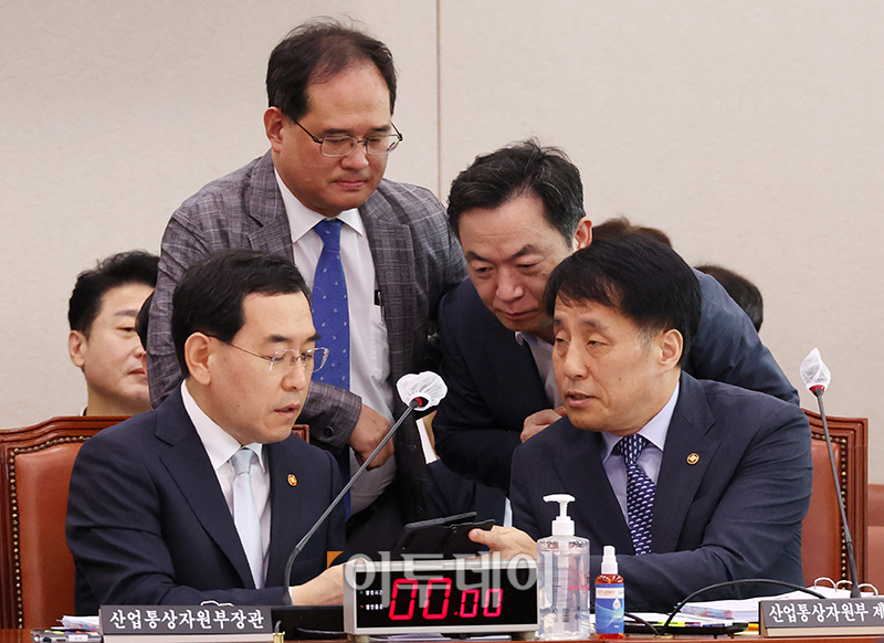 ▲사진은 지난달 5일 이창양(왼쪽) 산업통상자원부 장관과 장영진(오른쪽) 1차관이 서울 여의도 국회에서 열린 산업통상자원중소벤처기업위원회 전체회의에서 부처 관계자들과 대화하고 있는 모습. 고이란 기자 photoeran@