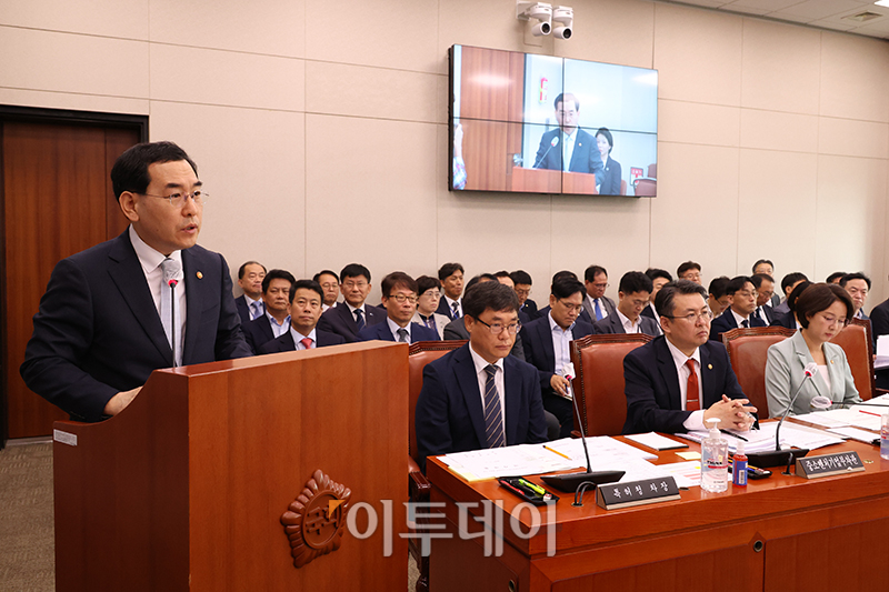▲이창양 산업통상자원부 장관이 5일 서울 여의도 국회에서 열린 산업통상자원중소벤처기업위원회 전체회의에서 법안 통과 관련 인사말을 하고 있다. 고이란 기자 photoeran@