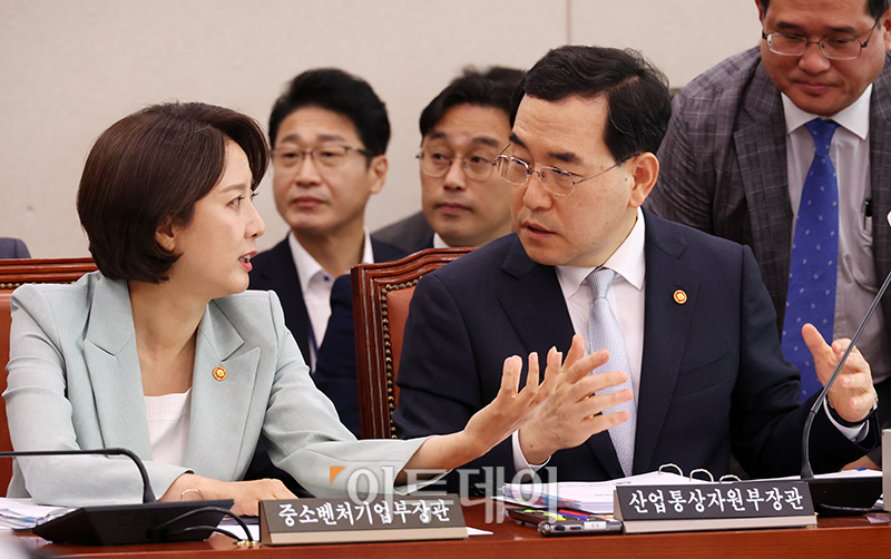 ▲이창양(오른쪽) 산업통상자원부 장관과 이영 중소벤처기업부 장관이 5일 서울 여의도 국회에서 열린 산업통상자원중소벤처기업위원회 전체회의에서 대화하고 있다. 고이란 기자 photoeran@