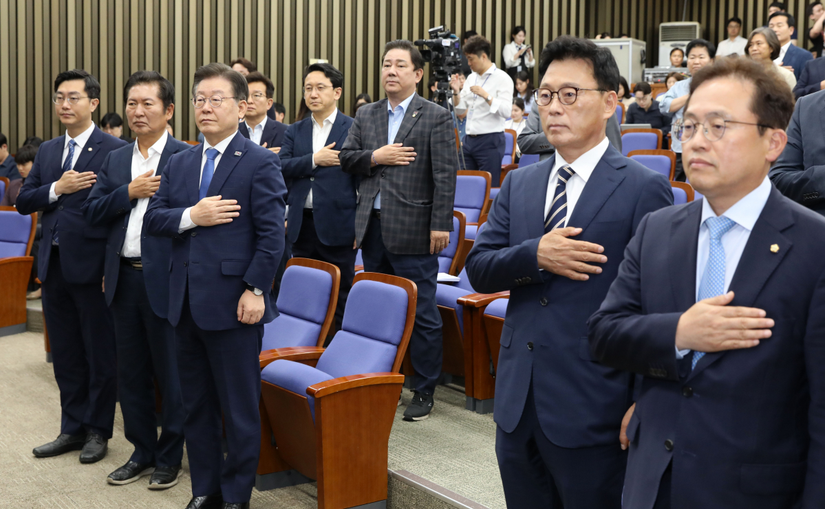 ▲이재명 더불어민주당 대표, 박광온 원내대표 등 참석 의원들이 5일 오전 서울 여의도 국회에서 열린 긴급 의원총회에서 국민의례를 하고 있다. (뉴시스)