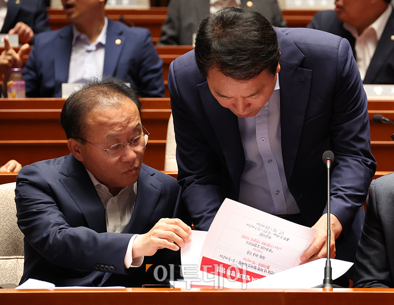 ▲윤재옥(왼쪽) 국민의힘 원내대표와 우리바다 지키기 검증 TF 위원장인 성일종 의원이 5일 서울 여의도 국회에서 열린 긴급 의원총회에서 국제원자력기구(IAEA) 일본 후쿠시마 오염수 보고서 관련 자료를 살펴보고 있다. 고이란 기자 photoeran@