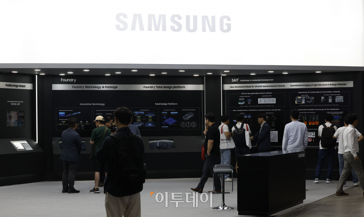 ▲5일 경기도 고양시 킨텍스에서 열린 '제21회 국제나노기술 심포지엄 및 융합전시회·아템페어 2023'에서 관람객들이 삼성전자 부스를 살펴보고 있다. 조현호 기자 hyunho@