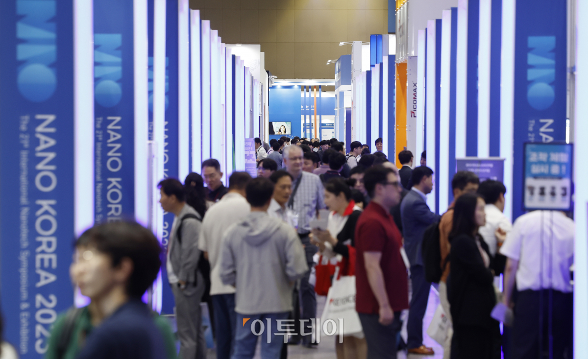 ▲5일 경기도 고양시 킨텍스에서 열린 '제21회 국제나노기술 심포지엄 및 융합전시회·아템페어 2023'에서 관람객들이 전시 부스를 살펴보고 있다. 조현호 기자 hyunho@