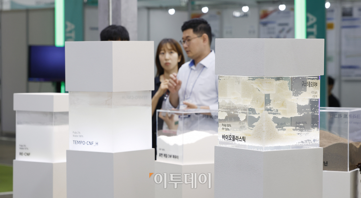 ▲5일 경기도 고양시 킨텍스에서 열린 '제21회 국제나노기술 심포지엄 및 융합전시회·아템페어 2023'에서 관람객들이 나노 액상과 나노 파우더를 살펴보고 있다. 조현호 기자 hyunho@