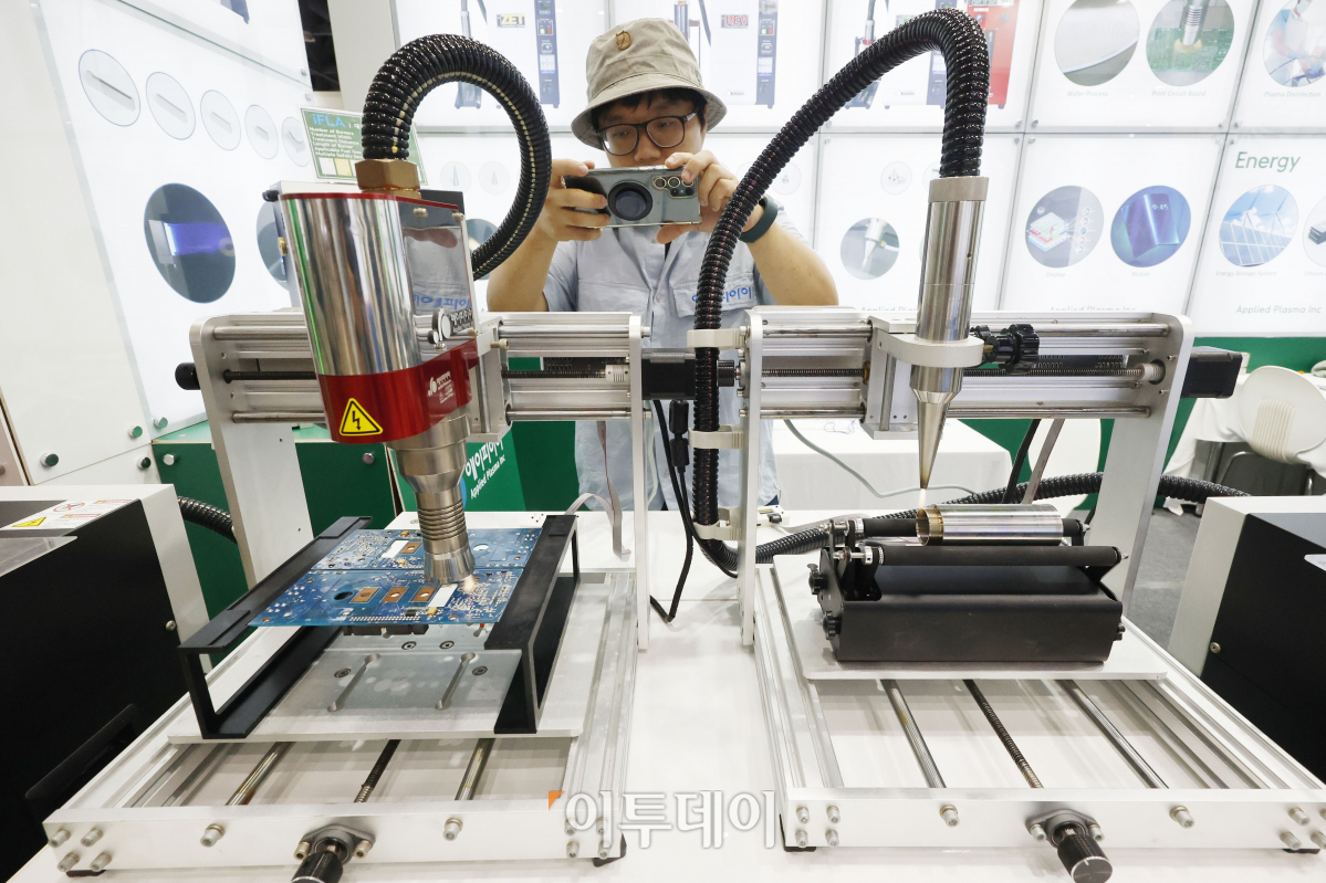 ▲5일 경기도 고양시 킨텍스에서 열린 '제21회 국제나노기술 심포지엄 및 융합전시회·아템페어 2023'에서 관람객이 대기압 젯 플라즈마와 대기압 회전 플라즈마를 살펴보고 있다. 조현호 기자 hyunho@