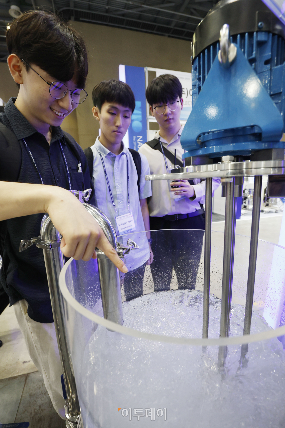 ▲5일 경기도 고양시 킨텍스에서 열린 '제21회 국제나노기술 심포지엄 및 융합전시회·아템페어 2023'에서 관람객들이 고 전단 배치 혼합기를 살펴보고 있다. 조현호 기자 hyunho@