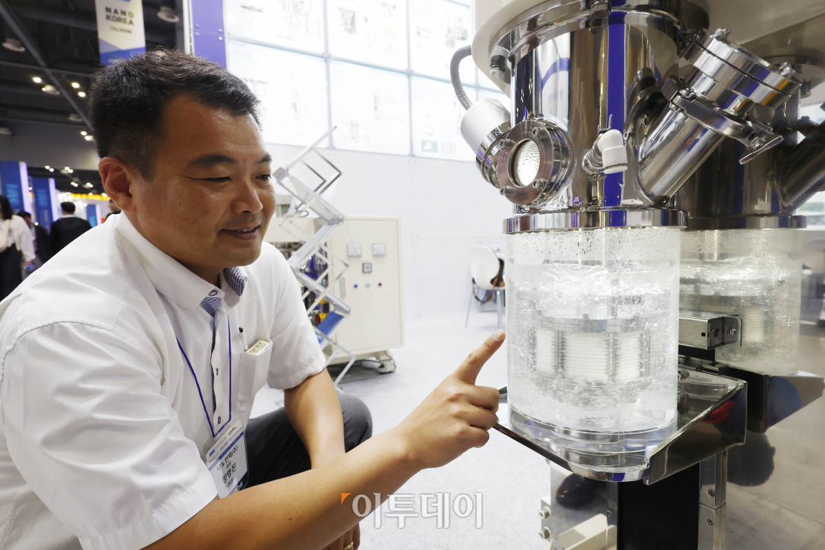 ▲5일 경기도 고양시 킨텍스에서 열린 '제21회 국제나노기술 심포지엄 및 융합전시회·아템페어 2023'에서 관람객이 플라네터리 바스켓 밀을 살펴보고 있다. 조현호 기자 hyunho@