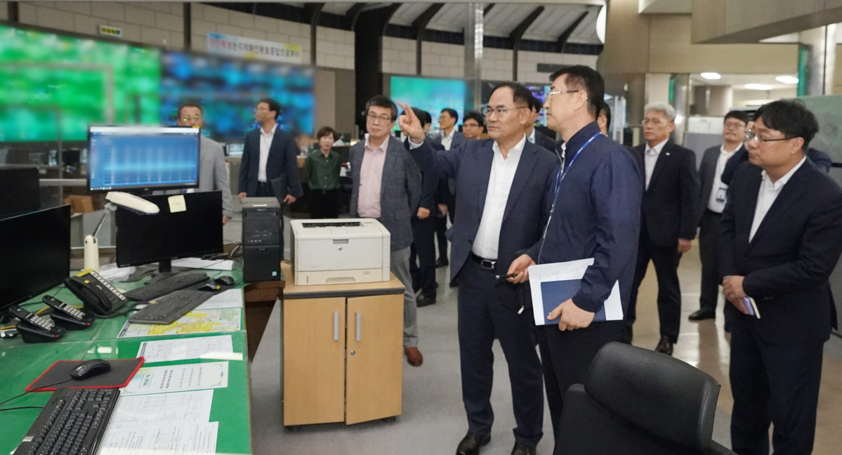 ▲임종득 국가안보실 2차장이 5일 서울 구로구 한국철도공사 철도교통관제센터를 찾아 철도 교통망 사이버공격 대응 태세를 현장 점검하고 있다. (연합뉴스)