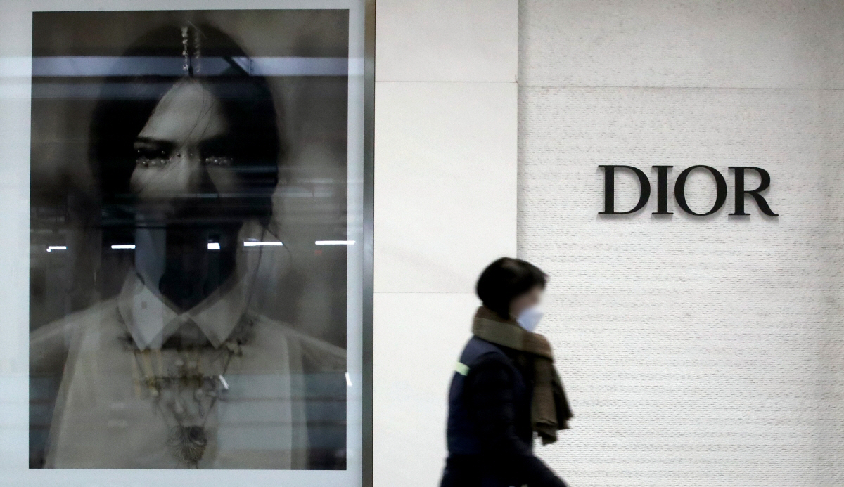 ▲서울시내 백화점 외벽에 디올 브랜드가 광고돼 있다. (뉴시스)
