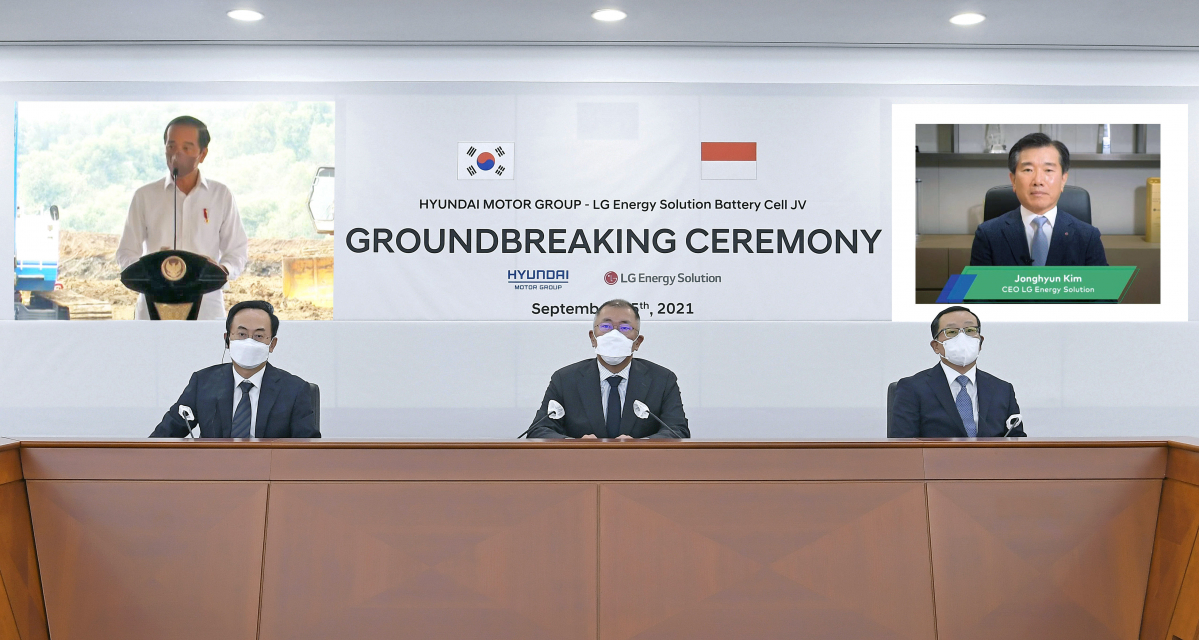 ▲2021년 9월 15일 현대차그룹과 LG에너지솔루션의 인도네시아 배터리셀 합작공장 기공식 행사 모습. 현대차그룹 정의선(가운데) 회장, 현대차그룹 김걸(왼쪽) 사장, 현대모비스 조성환 사장(앞줄 오른쪽)이 현대차그룹 양재동 사옥 회의실에서 온라인 화상 연결을 통해 참석했다. (사진=현대차 제공) 