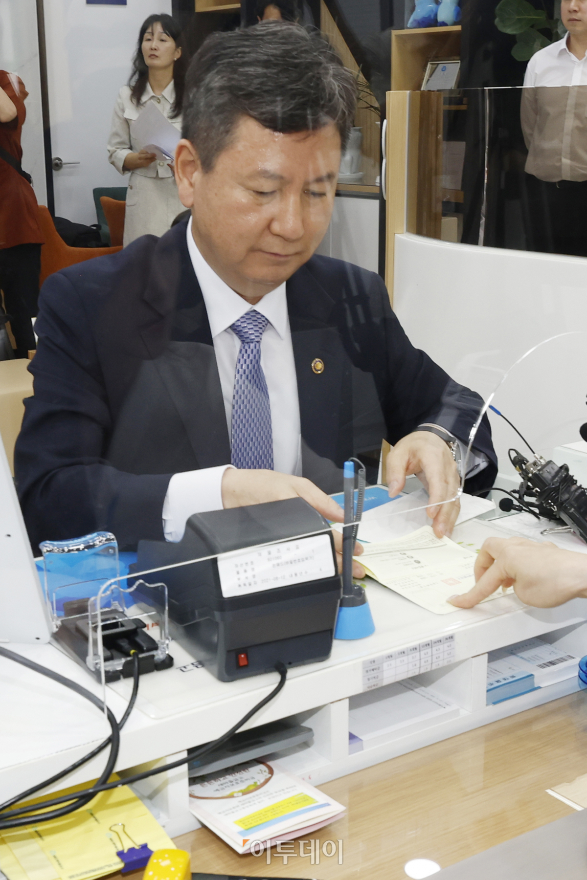 ▲한창섭 행정안전부 차관이 새마을금고 현장점검을 위해 6일 오전 서울 종로구 교남동새마을금고 경희궁지점을 찾아 정기예금통장을 개설하고 있다. 조현호 기자 hyunho@