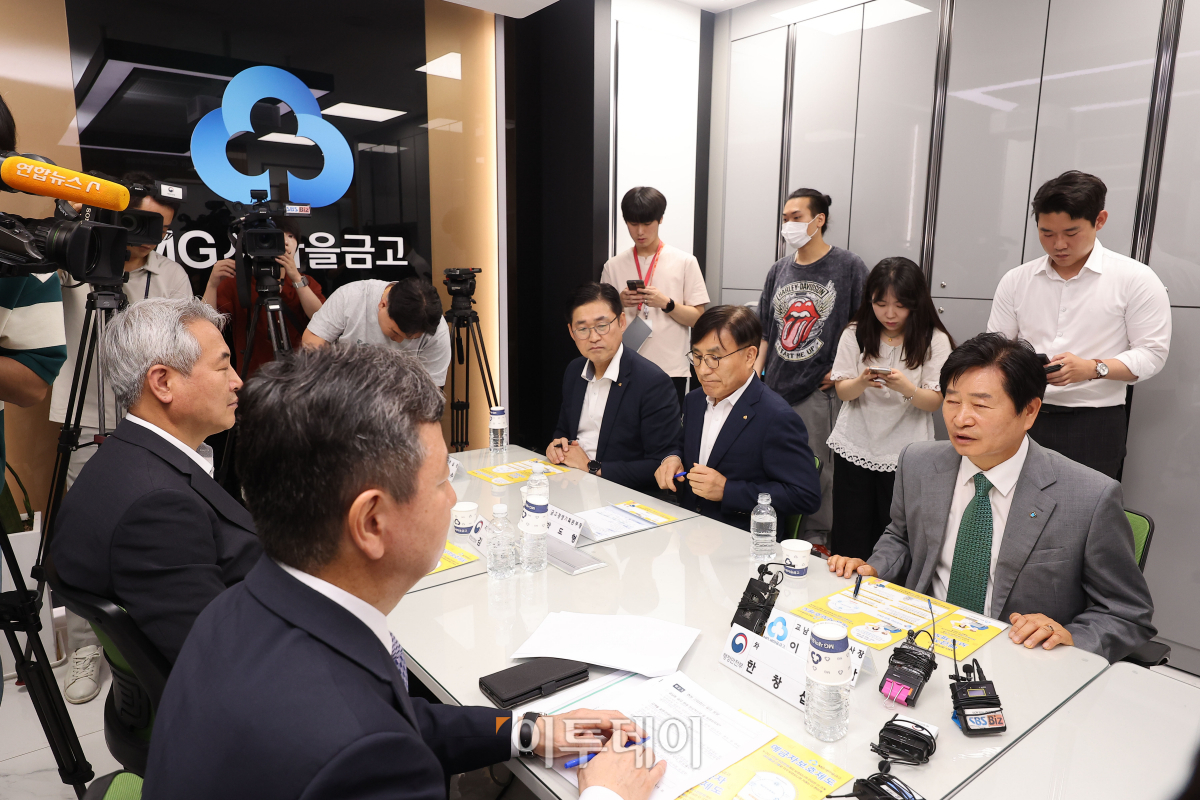 ▲한창섭 행정안전부 차관이 새마을금고 현장점검을 위해 6일 오전 서울 종로구 교남동새마을금고 경희궁지점을 찾아 이질남 교남동새마을금고 이사장을 비롯한 관계자들과 간담회를 하고 있다. 조현호 기자 hyunho@