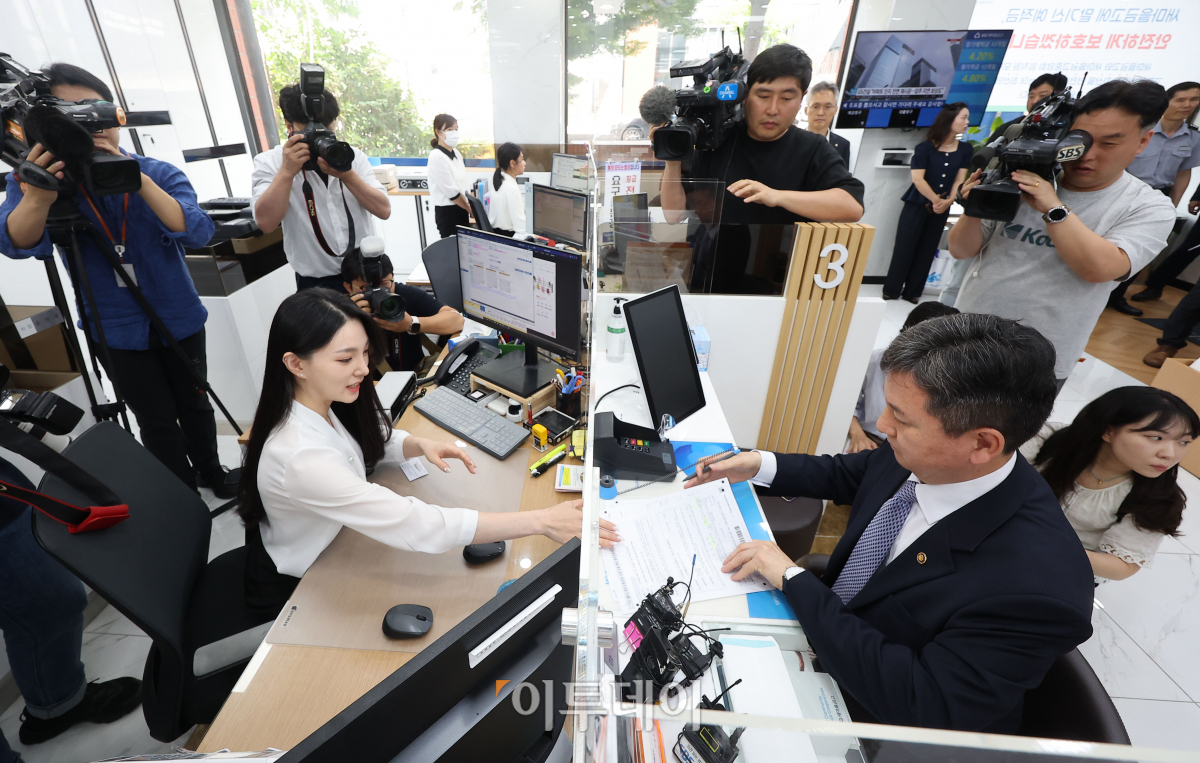 ▲한창섭 행정안전부 차관이 새마을금고 현장점검을 위해 6일 오전 서울 종로구 교남동새마을금고 경희궁지점을 찾아 정기예금통장을 개설하고 있다. 조현호 기자 hyunho@