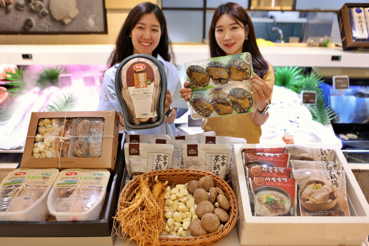 ▲모델이 롯데백화점 본점 지하 1층 식품관에서 초복 맞이 보양식 재료를 소개하고 있다. (사진제공=롯데백화점)