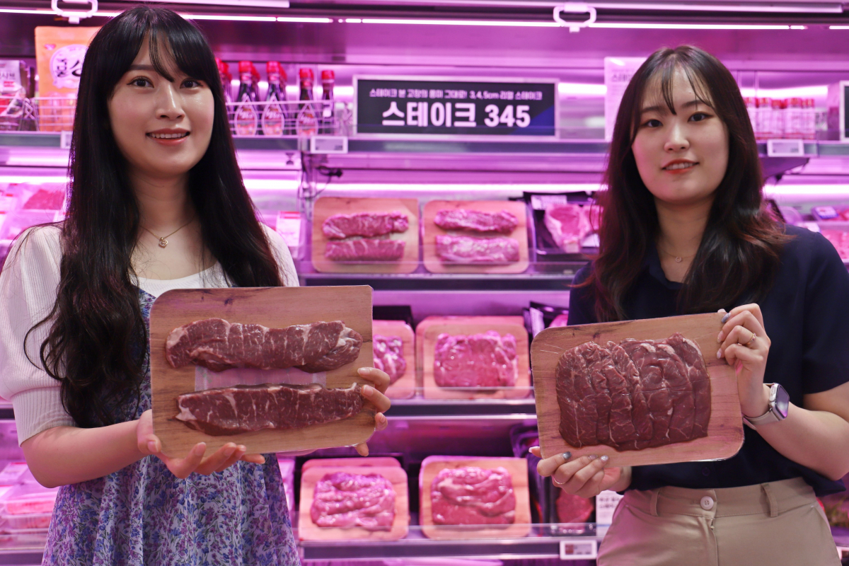 ▲모델들이 롯데마트 행당역점에서 친환경 포장재 페이퍼보드로 제작된 소고기 상품을 홍보하고 있다. (사진제공=롯데마트)