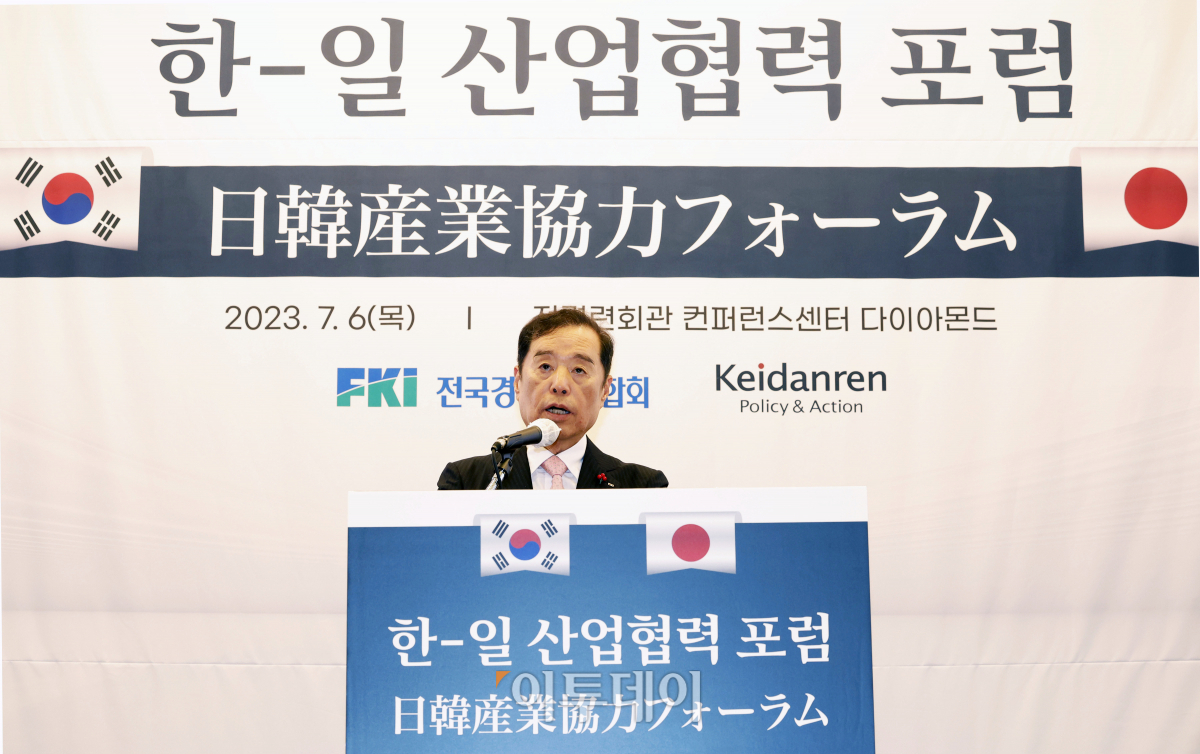 ▲김병준 전국경제인연합회 회장 직무대행이 6일 오전 서울 영등포구 전경련회관 컨퍼런스센터에서 열린 '한-일 산업협력 포럼'에서 개회사를 하고 있다. 조현호 기자 hyunho@