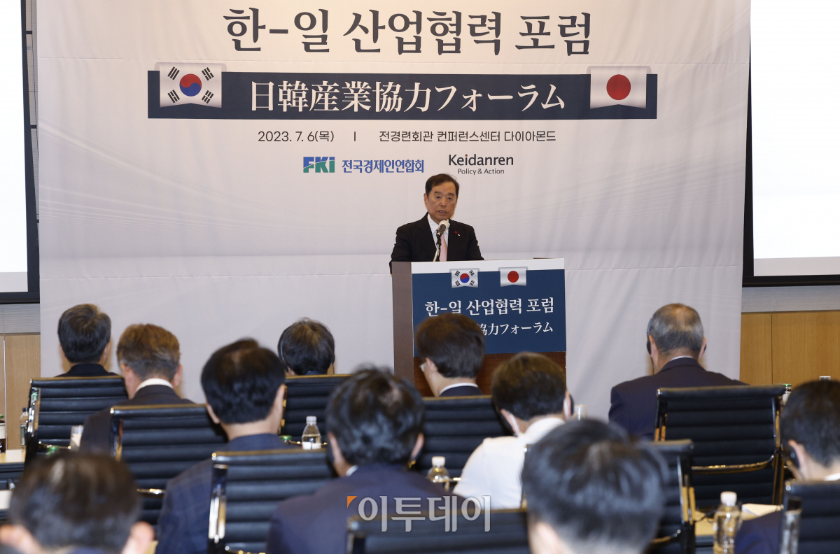 ▲김병준 전국경제인연합회 회장 직무대행이 6일 오전 서울 영등포구 전경련회관 컨퍼런스센터에서 열린 '한-일 산업협력 포럼'에서 개회사를 하고 있다. 조현호 기자 hyunho@