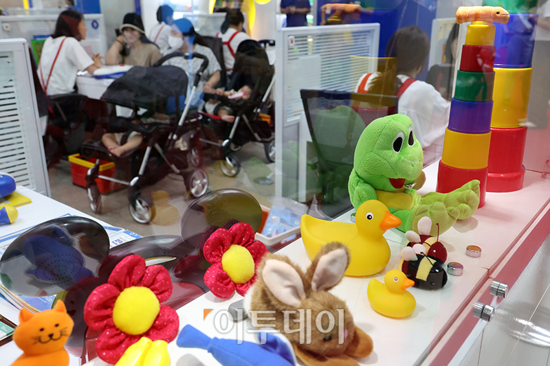 ▲6일 서울 강남구 코엑스 A홀에서 열린 서울국제유아교육전&키즈페어에서 관람객들이 상담을 받고 있다. 고이란 기자 photoeran@